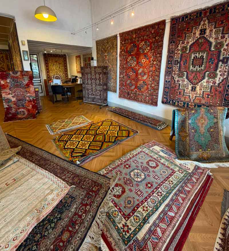 L'Atelier ALSACETAPIS : Restauration, réparation et nettoyage de tapis d’Orient sur Strasbourg (67) et les alentours.. Restauration Artisanale à la Main : Réparation des franges de tapis. Réparation des lisières de tapis. Traitement des trames de tapis. Relainage de tapis. Raviement des couleurs de tapis. Traitement des mites de tapis. Dépoussiérage et dessablage de tapis. La Nettoyage artisanale à l’ancienne exclusivement à la main : lavage, nettoyage de tapis.  Intervention sur Strasbourg et les alentours. L'Atelier Alsacetapis