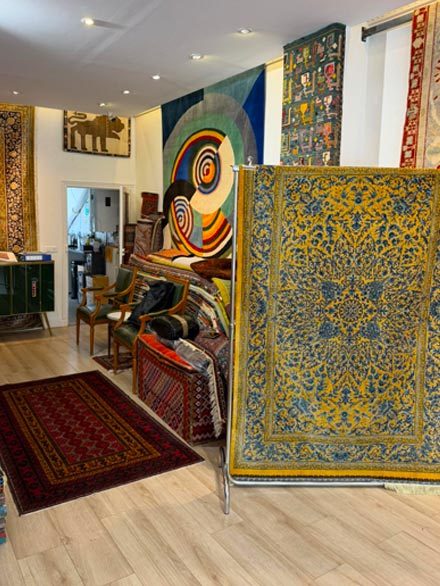 L'Atelier ALSACETAPIS : Restauration, réparation et nettoyage de tapis d’Orient sur Strasbourg (67) et les alentours.. Restauration Artisanale à la Main : Réparation des franges de tapis. Réparation des lisières de tapis. Traitement des trames de tapis. Relainage de tapis. Raviement des couleurs de tapis. Traitement des mites de tapis. Dépoussiérage et dessablage de tapis. La Nettoyage artisanale à l’ancienne exclusivement à la main : lavage, nettoyage de tapis.  Intervention sur Strasbourg et les alentours. L'Atelier Alsacetapis