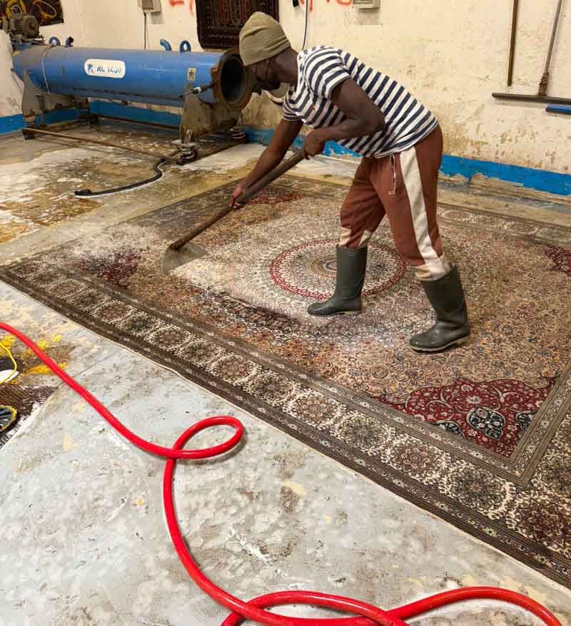 Nettoyage de tapis - L'Atelier ALSACETAPIS  sur Strasbourg (67) et les alentours : Dépoussiérage, déssablage, fixation des couleurs des tapis anciens, nettoyage artisanal de tapis à la main, désinfection naturelle, séchage contrôlé, Inspection finale .  Rénovation de tapis après les dégâts des animaux, mites ...  Intervention sur sur Strasbourg (67) et les alentours. L'Atelier Alsacetapis