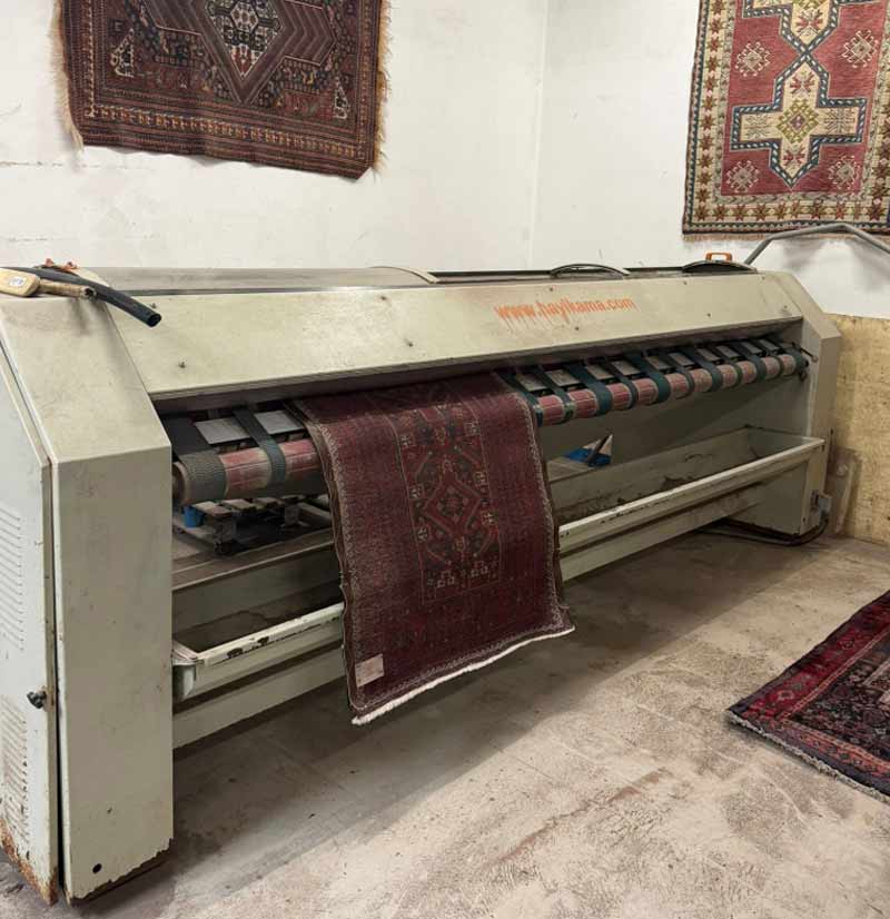 Nettoyage de tapis - L'Atelier ALSACETAPIS  sur Strasbourg (67) et les alentours : Dépoussiérage, déssablage, fixation des couleurs des tapis anciens, nettoyage artisanal de tapis à la main, désinfection naturelle, séchage contrôlé, Inspection finale .  Rénovation de tapis après les dégâts des animaux, mites ...  Intervention sur sur Strasbourg (67) et les alentours. L'Atelier Alsacetapis