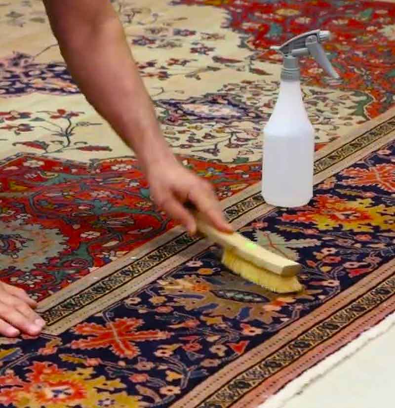 Nettoyage de tapis - L'Atelier ALSACETAPIS  sur Strasbourg (67) et les alentours : Dépoussiérage, déssablage, fixation des couleurs des tapis anciens, nettoyage artisanal de tapis à la main, désinfection naturelle, séchage contrôlé, Inspection finale .  Rénovation de tapis après les dégâts des animaux, mites ...  Intervention sur sur Strasbourg (67) et les alentours. L'Atelier Alsacetapis