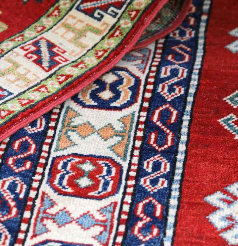 Nettoyage de tapis - L'Atelier ALSACETAPIS  sur Strasbourg (67) et les alentours : Dépoussiérage, déssablage, fixation des couleurs des tapis anciens, nettoyage artisanal de tapis à la main, désinfection naturelle, séchage contrôlé, Inspection finale .  Rénovation de tapis après les dégâts des animaux, mites ...  Intervention sur sur Strasbourg (67) et les alentours. L'Atelier Alsacetapis