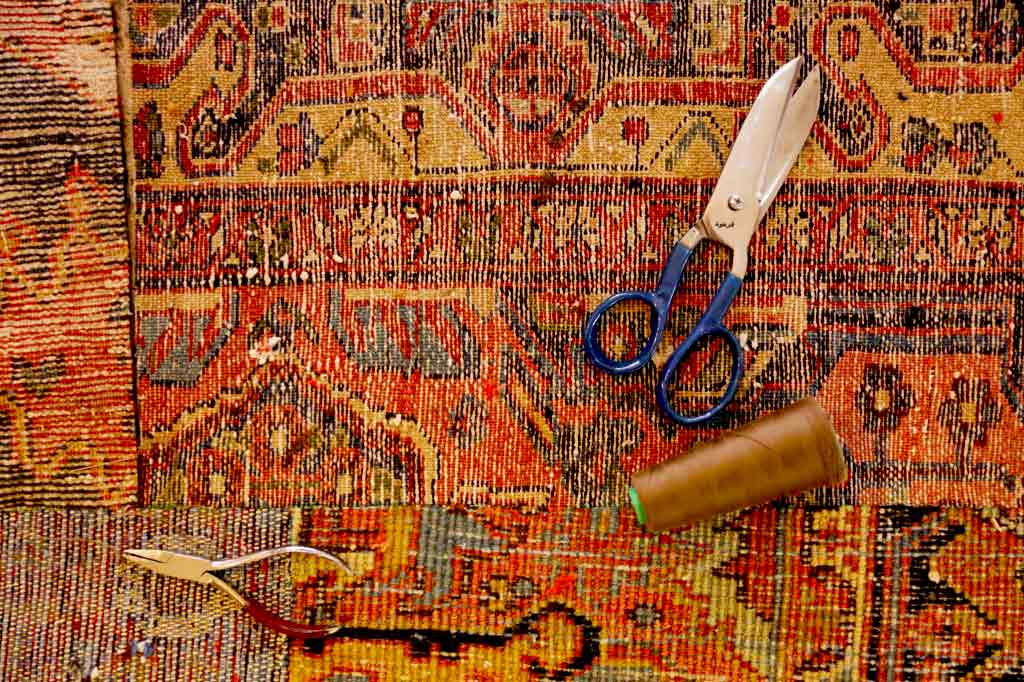 Restauration de tapis - L'Atelier ALSACETAPIS  sur Strasbourg (67) et les alentours: Réparation restauration de tapis et tapisserie : réparation des lisières, restauration des franges de tapis, traitement des trames, resserrage des nœuds de tapis, Relainage de tapiset reconstitution du velours, Création de teinte pour tapis, Ravivement des couleurs de vos tapis. Intervention sur Strasbourg (67) et les alentours. L'Atelier Alsacetapis