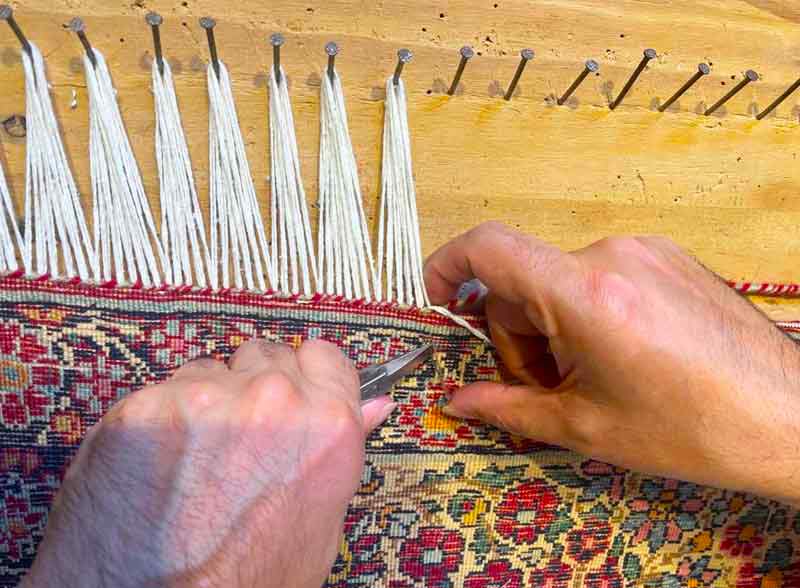 Restauration de tapis - L'Atelier ALSACETAPIS  sur Strasbourg (67) et les alentours: Réparation restauration de tapis et tapisserie : réparation des lisières, restauration des franges de tapis, traitement des trames, resserrage des nœuds de tapis, Relainage de tapiset reconstitution du velours, Création de teinte pour tapis, Ravivement des couleurs de vos tapis. Intervention sur Strasbourg (67) et les alentours. L'Atelier Alsacetapis