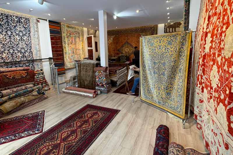 L'Atelier ALSACETAPIS : Restauration, réparation et nettoyage de tapis d’Orient sur Strasbourg (67) et les alentours.. Restauration Artisanale à la Main : Réparation des franges de tapis. Réparation des lisières de tapis. Traitement des trames de tapis. Relainage de tapis. Raviement des couleurs de tapis. Traitement des mites de tapis. Dépoussiérage et dessablage de tapis. La Nettoyage artisanale à l’ancienne exclusivement à la main : lavage, nettoyage de tapis.  Intervention sur Strasbourg et les alentours. L'Atelier Alsacetapis
